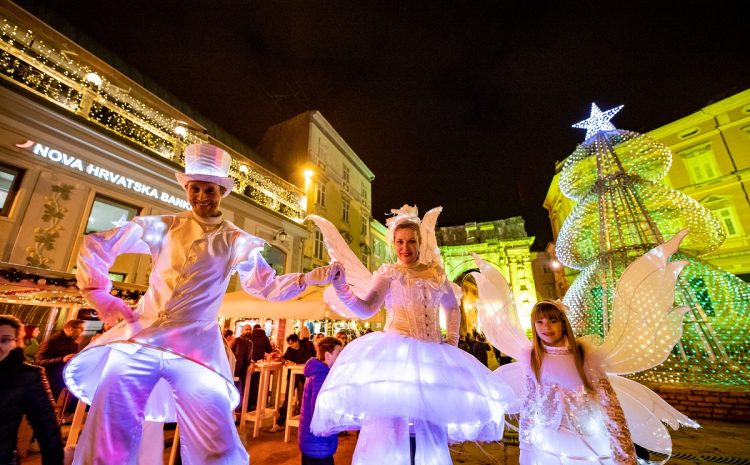 Martiniuss Cirkus – White light stilt angels – Svjetleći hodači na štulama